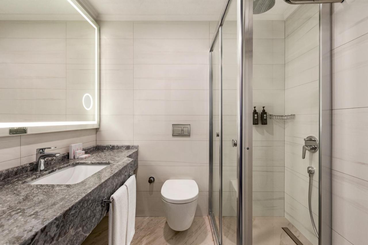 Ramada By Wyndham Istanbul Umraniye Hotel Екстериор снимка